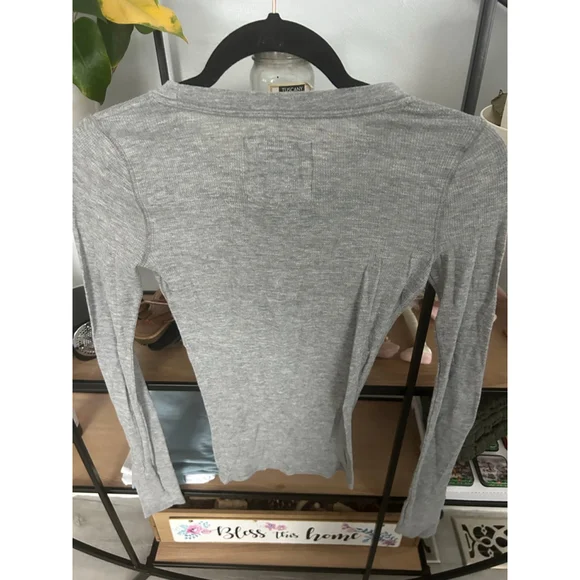 Women's Abercrombie & Fitch Gray Long Sleeve Tee S - Picture 3 of 3